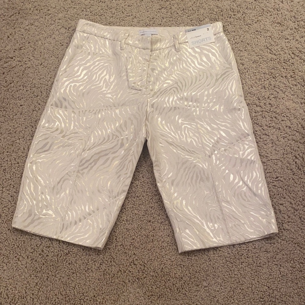 NWT WOMENS SHORTS SIZE 2  CREAM COLOR SHINY FLAWLESS NONSMOKING HOME (pet free)
